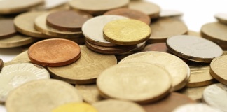 Românii își cheltuiesc aproape toți banii pe alimente, taxe și servicii