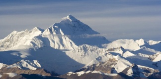 Alpinism | Record în Himalaya: Un șerpaș a urcat de 22 de ori pe Everest