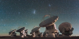 S-a născut o stea… și trei planete!