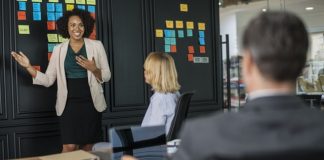 Trei sfaturi pentru a-ţi îmbunătăţi abilitatea de a vorbi în public