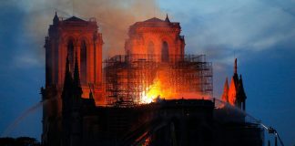 Structura Catedralei Notre-Dame de Paris, salvată de la un incendiu ce a produs distrugeri colosale