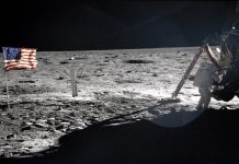 A tras cu urechea la Apollo 11