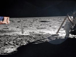 A tras cu urechea la Apollo 11