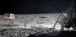 A tras cu urechea la Apollo 11