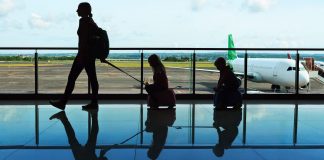 Copiii minori călătorind către Canada