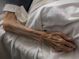 Quebec: Drama din rezidențele pentru bătrâni: Morți de foame și de sete