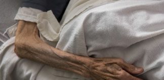 Quebec: Drama din rezidențele pentru bătrâni: Morți de foame și de sete