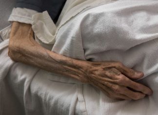 Quebec: Drama din rezidențele pentru bătrâni: Morți de foame și de sete