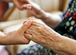 Trei ordine profesionale din Quebec investighează centrele de îngrijiri de lungă durată