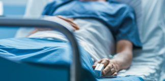 De ce bărbații au un risc mai mare de a muri de COVID-19 decât femeile?