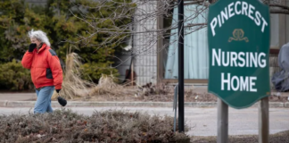 Sondaj | Două treimi dintre canadieni susțin preluarea de către guvern a centrelor de îngrijiri de lungă durată