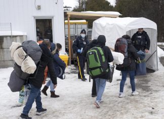 Complicatul drum Roxham