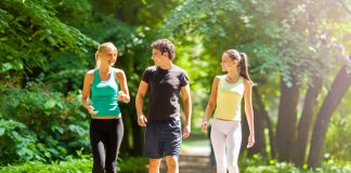 Plimbările zilnice în pas rapid ar putea reduce riscul de deces prematur