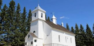 Biserica istorică din 1905 a primilor imigranți români sosiți în Boianul din Alberta a fost mistuită de foc – Apel la donații