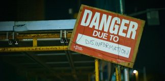 Dezinformare și teorii ale conspirației: Adolescenții, cei mai expuși riscului