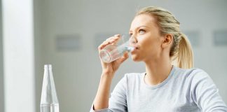 Câtă apă trebuie să bem pe zi?