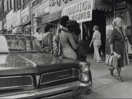 Expoziția „Battre le pavé”, o celebrare a fotografiei de stradă