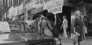 Expoziția „Battre le pavé”, o celebrare a fotografiei de stradă