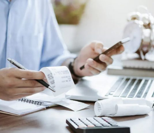 Paradoxul economiei românești: PIB-ul urcă, averea oamenilor scade