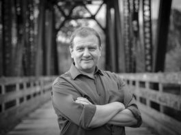 Clubul Arteon: Întâlnire cu scriitorul și cineastul Bogdan Ștefan, autorul volumului „1989: Le communisme raconté à ceux qui ne l’ont pas vécu”