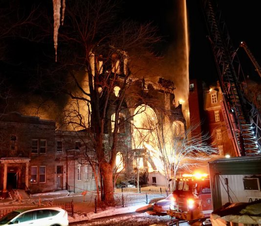 Un incendiu puternic a distrus biserica Sfântul Nicolae din Montreal