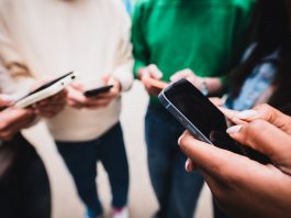 Interzicerea accesului copiilor sub 16 ani pe rețelele sociale: O măsură susținută masiv de părinți și de majoritatea canadienilor