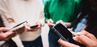 Interzicerea accesului copiilor sub 16 ani pe rețelele sociale: O măsură susținută masiv de părinți și de majoritatea canadienilor