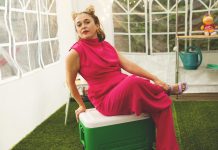 Invitație la teatru: Catalina Pop în „Je ne sais personne qui regarde du porno. La tétralogie de la vérité. Partie IV”