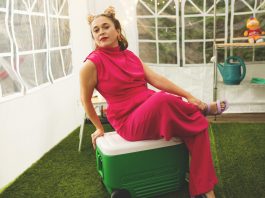Invitație la teatru: Catalina Pop în „Je ne sais personne qui regarde du porno. La tétralogie de la vérité. Partie IV”