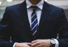 Cum își consolidează liderul megaloman controlul asupra grupului… și cum îl pierde