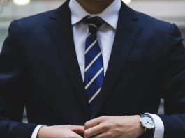 Cum își consolidează liderul megaloman controlul asupra grupului… și cum îl pierde