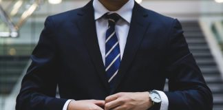 Cum își consolidează liderul megaloman controlul asupra grupului… și cum îl pierde