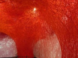 „The Soul Trembles”: Cea mai amplă expoziție consacrată artistei Chiharu Shiota ajunge la Montreal