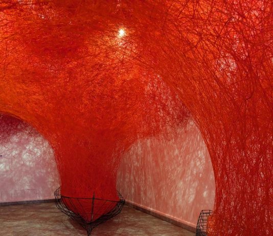 „The Soul Trembles”: Cea mai amplă expoziție consacrată artistei Chiharu Shiota ajunge la Montreal