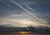 Liniile albe de pe cer nu sunt „chemtrails”. Ce spun cercetătorii despre dârele lăsate de avioane