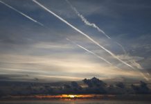 Liniile albe de pe cer nu sunt „chemtrails”. Ce spun cercetătorii despre dârele lăsate de avioane
