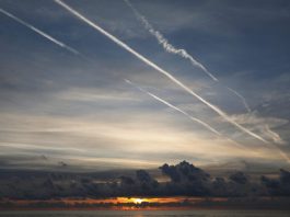 Liniile albe de pe cer nu sunt „chemtrails”. Ce spun cercetătorii despre dârele lăsate de avioane