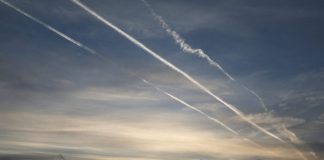 Liniile albe de pe cer nu sunt „chemtrails”. Ce spun cercetătorii despre dârele lăsate de avioane