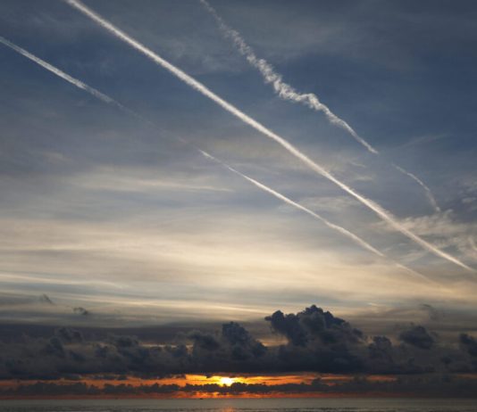 Liniile albe de pe cer nu sunt „chemtrails”. Ce spun cercetătorii despre dârele lăsate de avioane