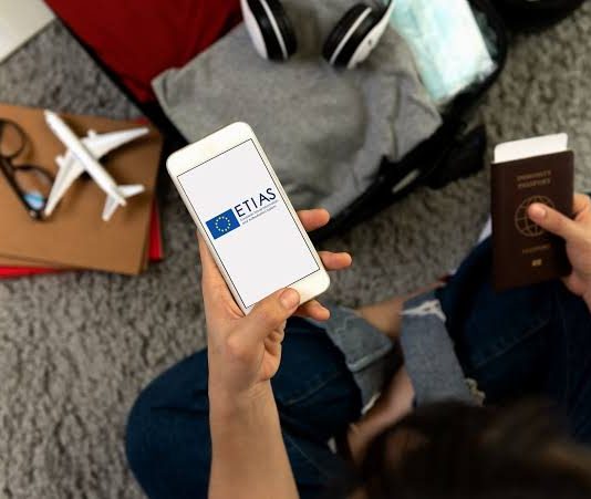 Românii din Canada cu dublă cetățenie nu vor mai putea călători în Europa doar cu pașaportul canadian